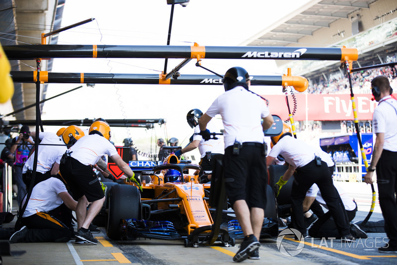 Fernando Alonso, McLaren MCL33, en pits