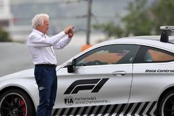 Charlie Whiting, directeur de course de la FIA, observe le lieu de l'accident de Brendon Hartley, Scuderia Toro Rosso STR13 en FP3