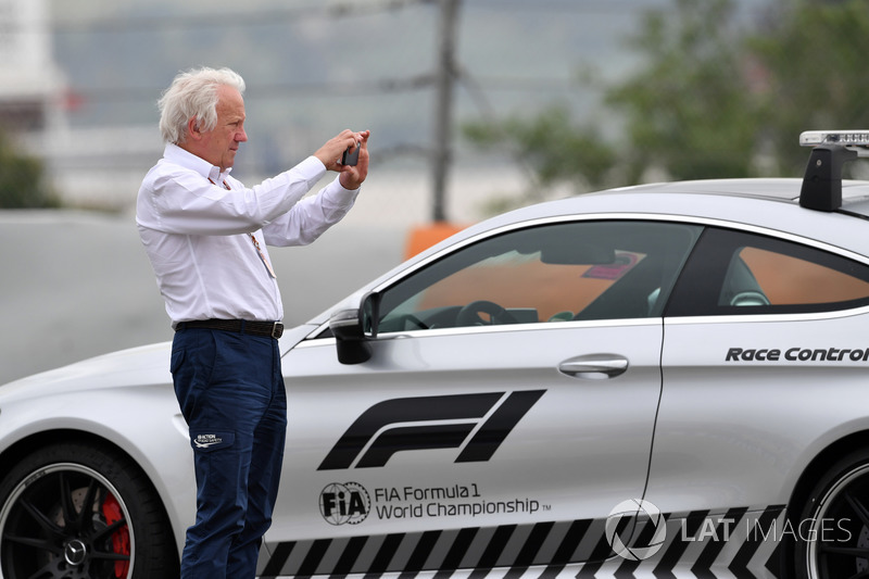 Charlie Whiting, FIA Delegate observes the scene of the Brendon Hartley, Scuderia Toro Rosso STR13 crash in FP3