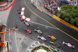 Daniel Ricciardo, Red Bull Racing RB14, leads Sebastian Vettel, Ferrari SF71H, Lewis Hamilton, Mercedes AMG F1 W09