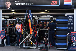 Механики Red Bull Racing работают с автомобилем RB14 Макса Ферстаппена