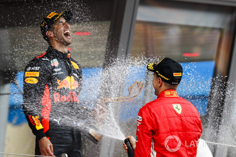 El ganador de la carrera Daniel Ricciardo, Red Bull Racing, está rociado con Champagne
