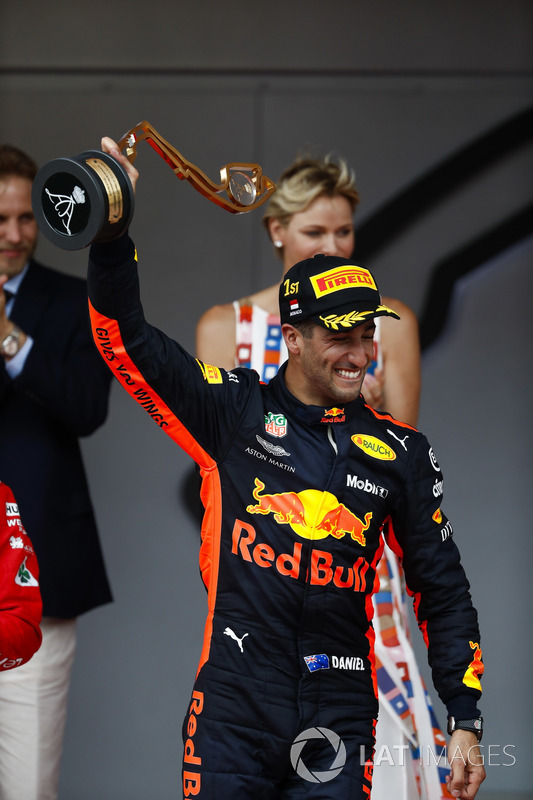 Podio: ganador de la carrera Daniel Ricciardo, Red Bull Racing