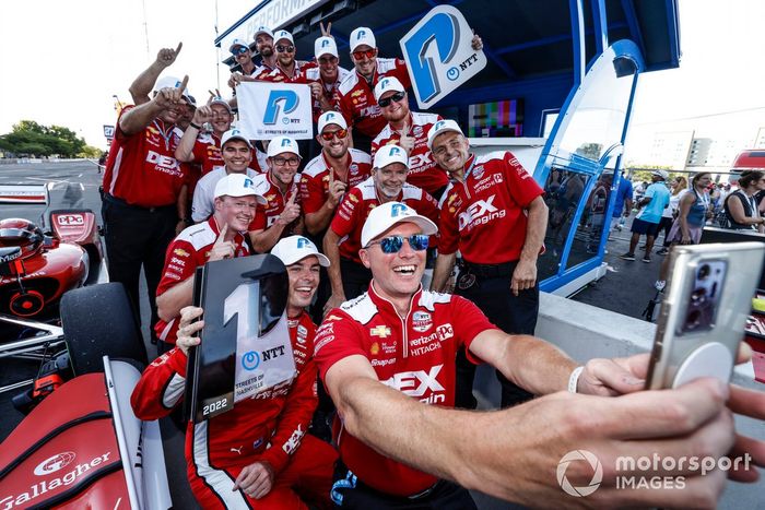 El ganador del premio NTT P1, Scott McLaughlin, del equipo Penske Chevrolet, celebra su pole position con el equipo