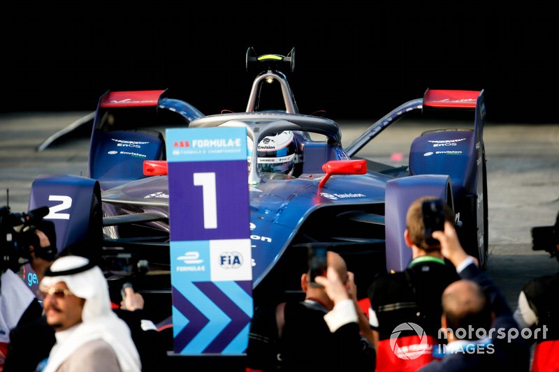 El ganador de la carrera Sam Bird, Virgin Racing, Audi e-tron FE06 llega al podio