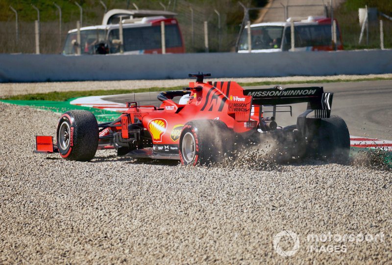 Sebastian Vettel pördül ki a barcelonai teszten
