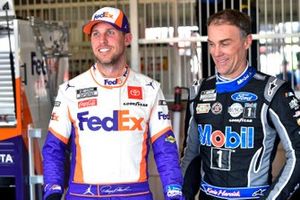 Denny Hamlin, Joe Gibbs Racing, Toyota Camry FedEx Office and Kevin Harvick, Stewart-Haas Racing, Ford Mustang Mobil 1