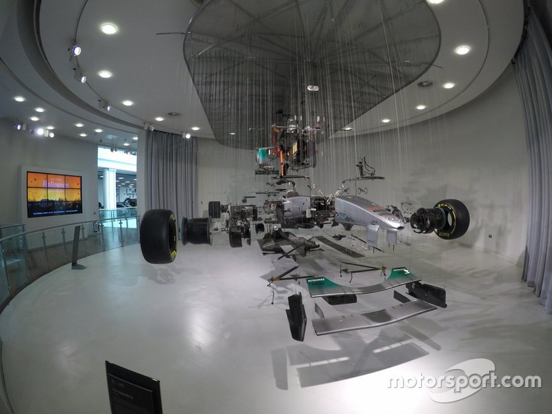 Egy alkotóelemeire szedett Mercedes