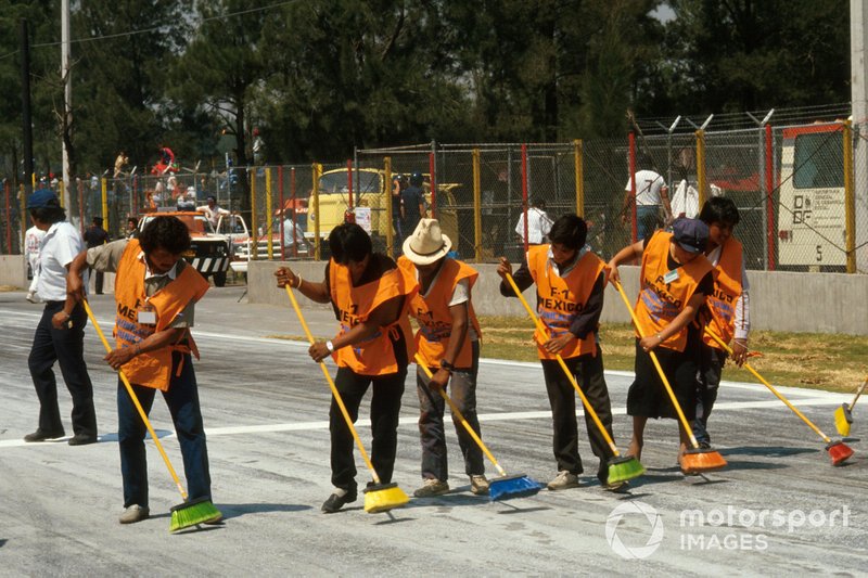 Los comisarios limpiando la pista