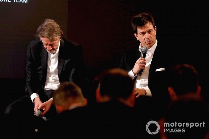 Sir Jim Ratcliffe presidente y director general del grupo químico Ineos y Toto Wolff, Director Ejecutivo (Negocios), Mercedes AMG 