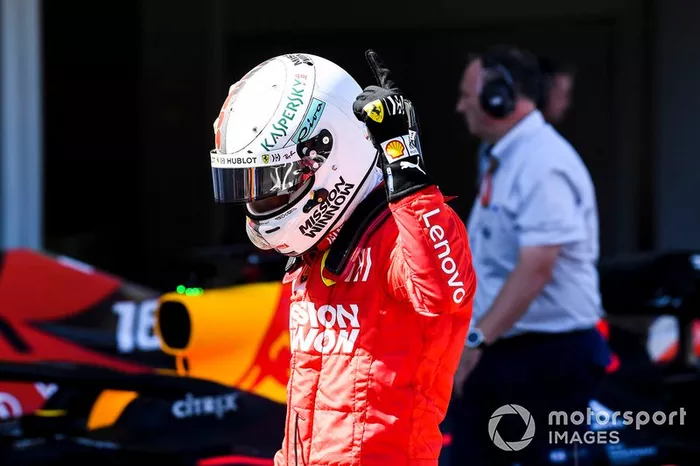 Ganador de la pole Sebastian Vettel, Ferrari, celebra