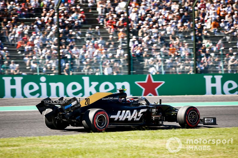 Поврежденный автомобиль Haas F1 Team VF-19 Кевина Магнуссена
