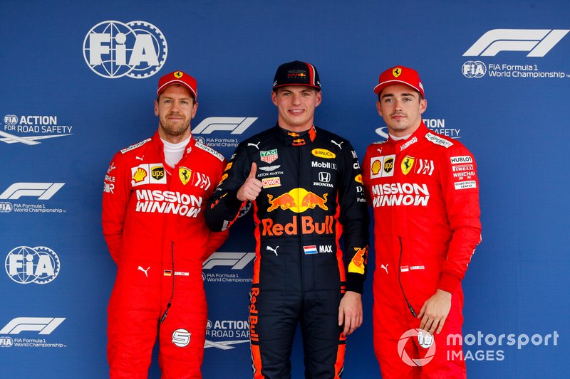 Tercero Sebastian Vettel, Ferrari, ganador de la pole Max Verstappen, Red Bull Racing y segundo Charles Leclerc, Ferrari en Parc Ferme