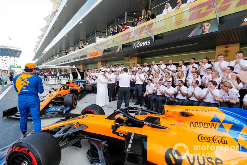 Carlos Sainz Jr., McLaren, Zak Brown, Executive Director, McLaren, e il team McLaren 2019