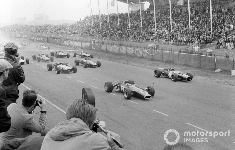 Graham Hill, Lotus 49 Ford precede Jack Brabham, Brabham BT19 Repco, al GP d'Olanda del 1967