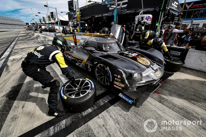 #5 Mustang Sampling Racing / JDC-Miller MotorSports Cadillac DPi, DPi: Sebastien Bourdais, Loic Duval, Joao Barbosa, pit stop