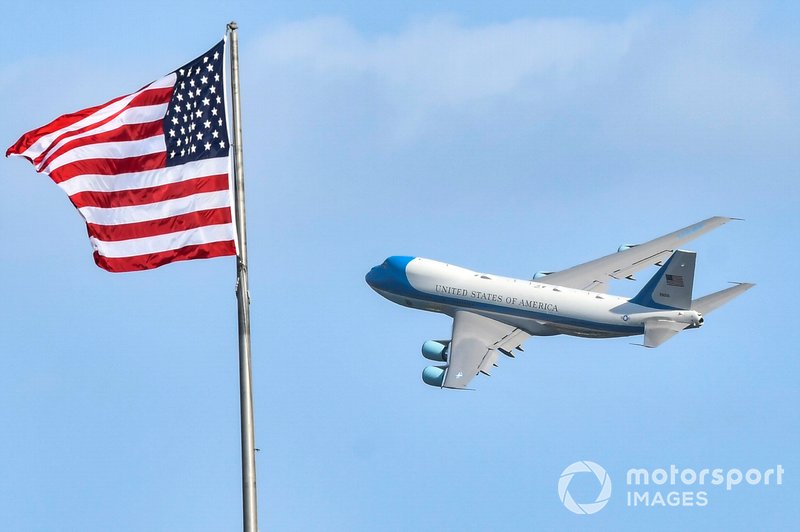 Air Force One, con el Presidente Donald Trump, sale de Daytona.