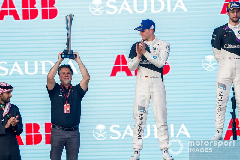 Michael Andretti, Chief Executive Officer Presidente di Andretti Autosport, alza il trofeo dei vincitori, sul podio