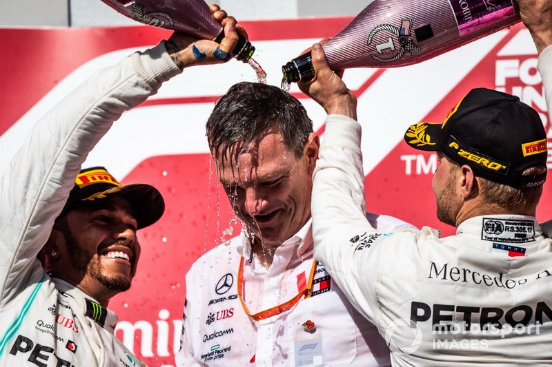 Podio: segundo lugar Lewis Hamilton, Mercedes AMG F1, ganador de la carrera Valtteri Bottas, Mercedes AMG F1, y James Allison, Director Técnico, Mercedes AMG