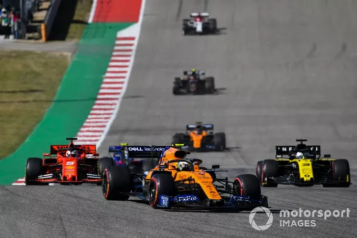Lando Norris, McLaren MCL34, precede Sebastian Vettel, Ferrari SF90, Daniel Ricciardo, Renault F1 Team R.S.19, Carlos Sainz Jr., McLaren MCL34, e Kevin Magnussen, Haas F1 Team VF-19