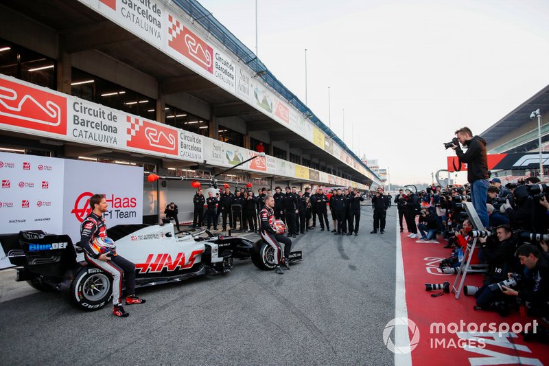 Kevin Magnussen, Haas F1 Team and Romain Grosjean, Haas F1 Team reveal the VF-20