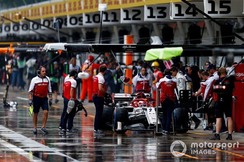 Kimi Raikkonen, Alfa Romeo Racing C38, in the pits during practice