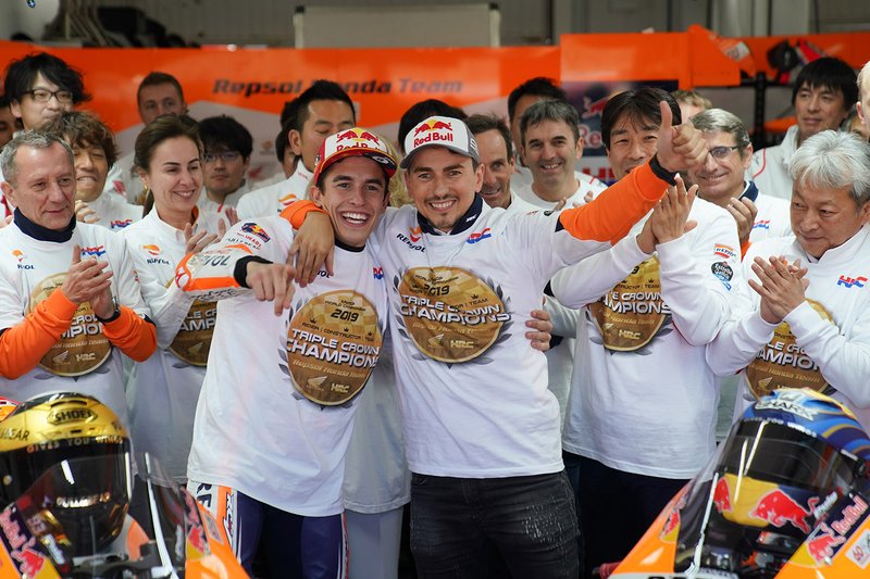 Marc Marquez, Repsol Honda Team, Jorge Lorenzo, Repsol Honda Team celebrate with the team
