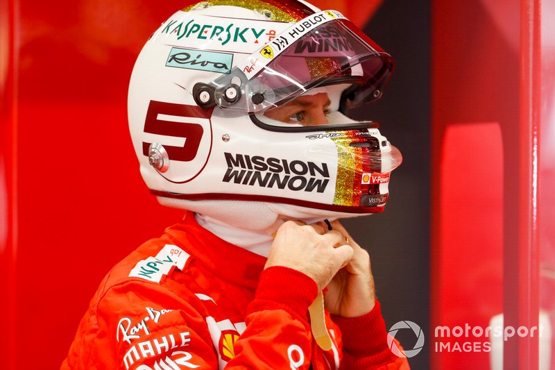 Un casque à la teinte "Rosso Barchetta", couleur de la Ferrari 125 S de 1947, au GP du Brésil 2019