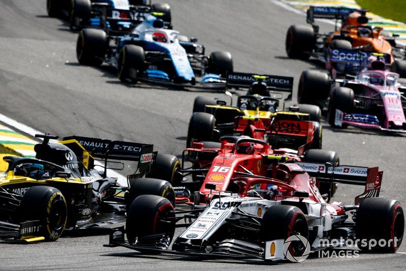 Leclerc también inició una gran remontada, tras salir 14º y colocarse ya en el top 10 en la segunda vuelta