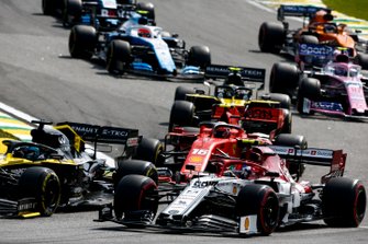 Daniel Ricciardo, Renault F1 Team R.S.19, precede Antonio Giovinazzi, Alfa Romeo Racing C38, Charles Leclerc, Ferrari SF90, Nico Hulkenberg, Renault F1 Team R.S. 19, Lance Stroll, Racing Point RP19, e il resto del gruppo, in Curva 1