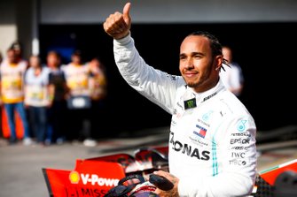 Lewis Hamilton, Mercedes AMG F1, festeggia nel parco chiuso