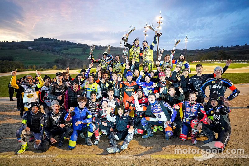 Gruppenfoto: Alle Teilnehmer der 100 Kilometer der Champions 2019 auf der VR 46 Motor Ranch von Valentino Rossi in Tavullia