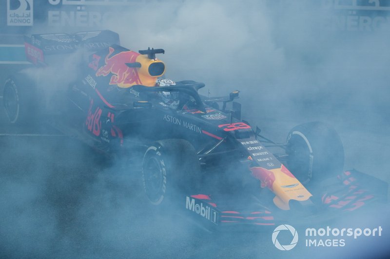 Le deuxième, Max Verstappen, Red Bull Racing RB15, fait des donuts