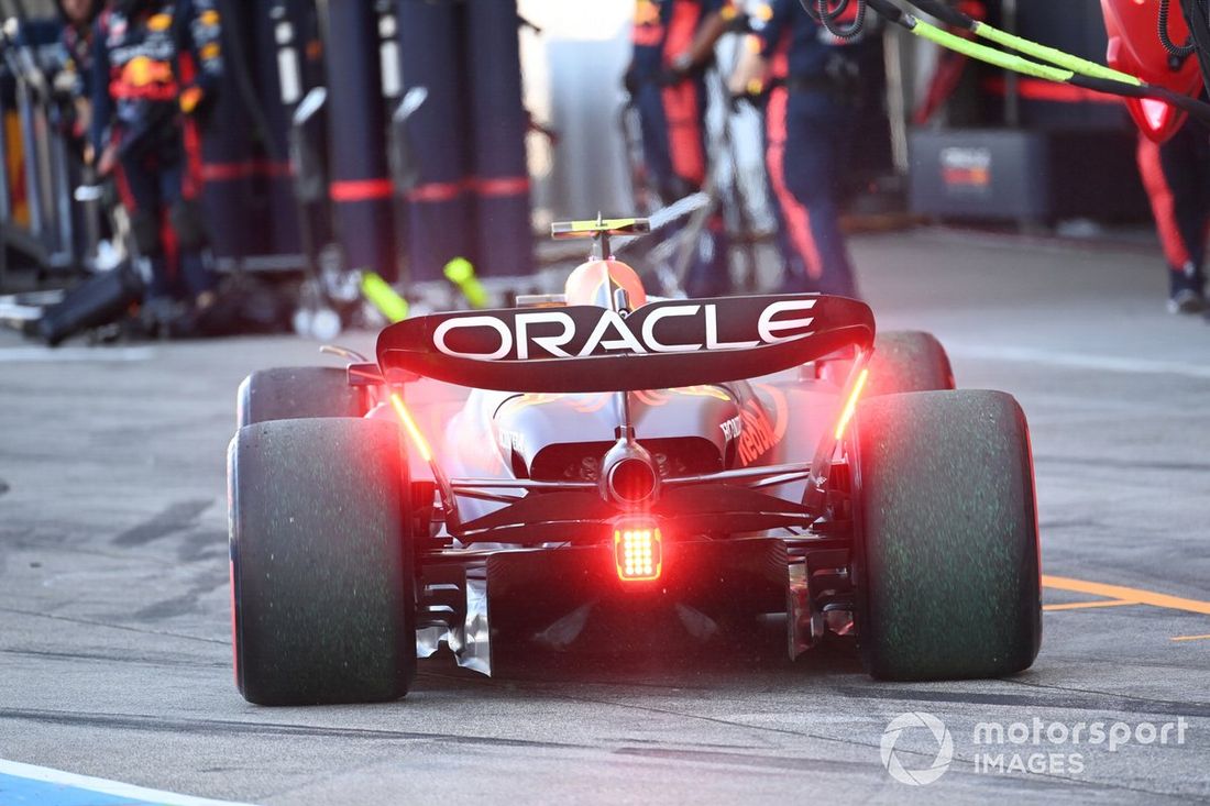 Sergio Pérez, Red Bull Racing RB19, en boxes
