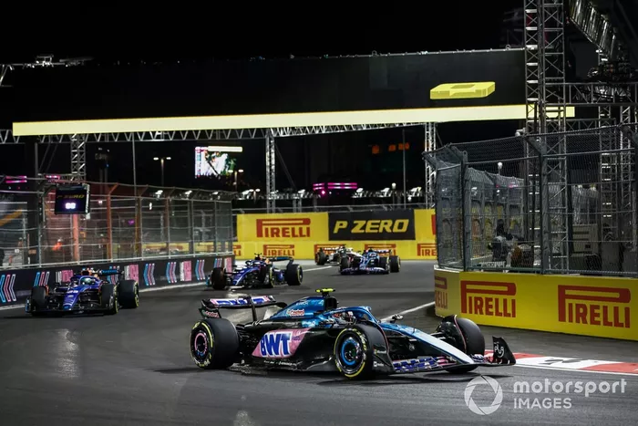 Pierre Gasly, Alpine A523, Alex Albon, Williams FW45, Logan Sargeant, Williams FW45