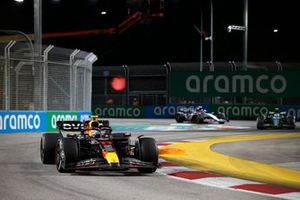 Sergio Pérez, Red Bull Racing RB19, Fernando Alonso, Aston Martin AMR23, Esteban Ocon, Alpine A523