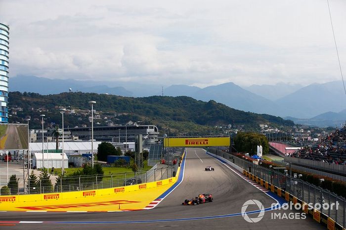 Max Verstappen, Red Bull Racing RB15, y Lance Stroll, Racing Point RP19