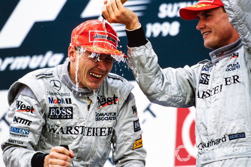 Podio: ganador de la carrera Mika Häkkinen, McLaren, tercer puesto David Coulthard, McLaren
