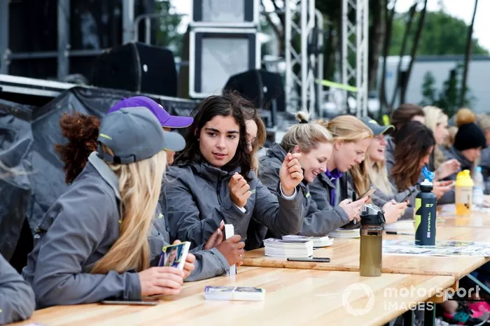 Jamie Chadwick alla sessione autografi
