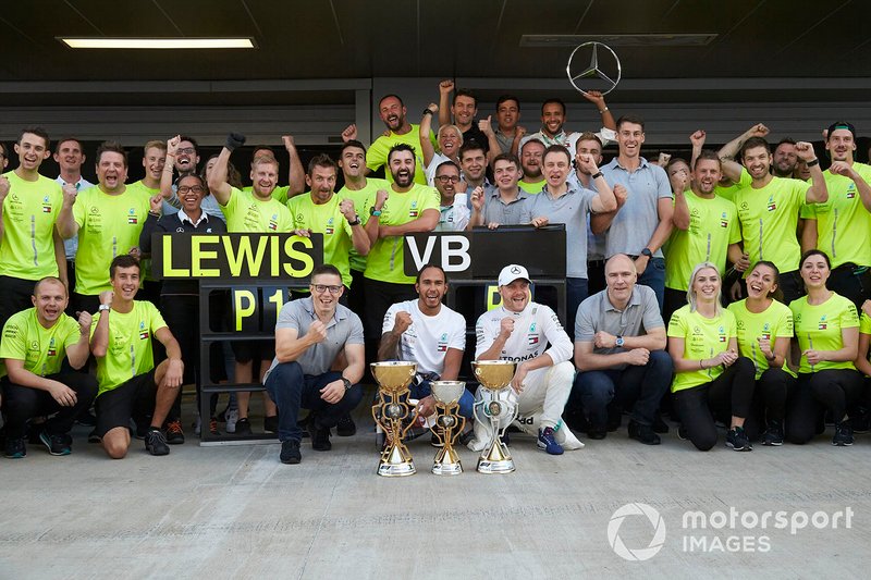 Lewis Hamilton, Mercedes AMG F1, 1st position, Valtteri Bottas, Mercedes AMG F1, 2nd position, and the Mercedes team celebrate victory