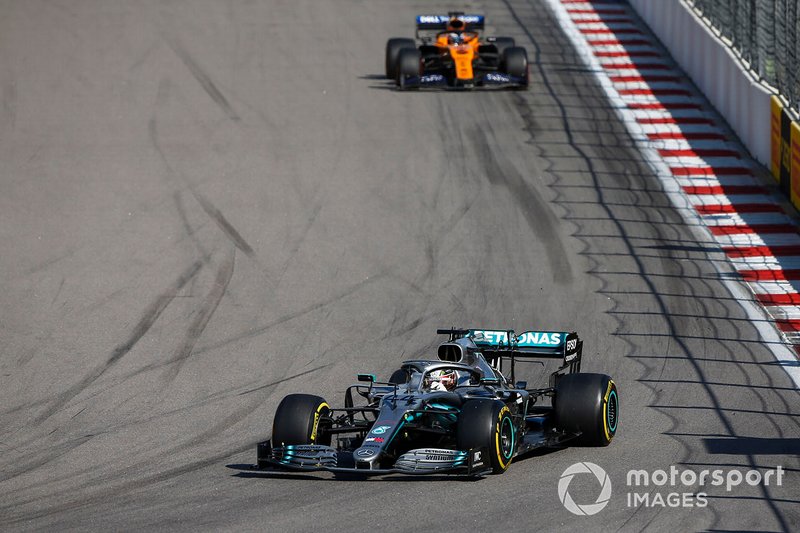 Lewis Hamilton, Mercedes AMG F1 W10, precede Carlos Sainz Jr., McLaren MCL34