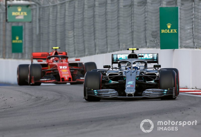 Valtteri Bottas, Mercedes AMG W10, precede Charles Leclerc, Ferrari SF90