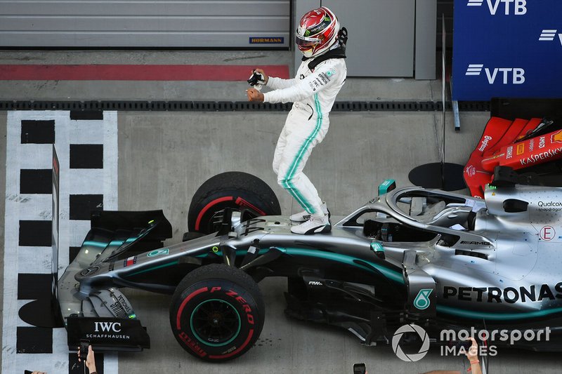 Lewis Hamilton, Mercedes AMG F1 W10, primo classificato, festeggia al Parc Ferme