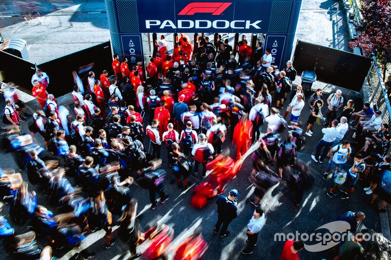 Entrada al paddock