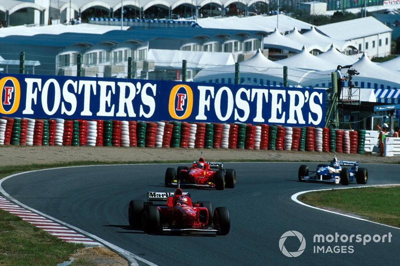 Вильнев стал пятым, но накрепко застрял за парой Ferrari, пока Хилл понемногу отрывался все дальше