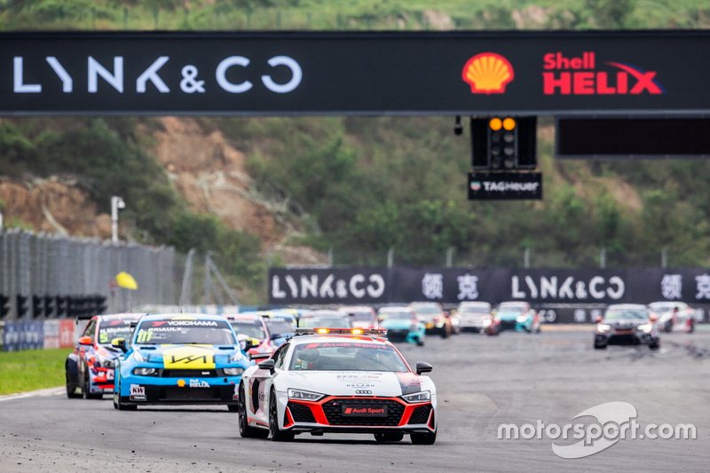 Safety car sulla pista di Gara 2 a Ningbo