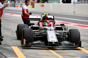 Antonio Giovinazzi, Alfa Romeo Racing C38, in pit lane
