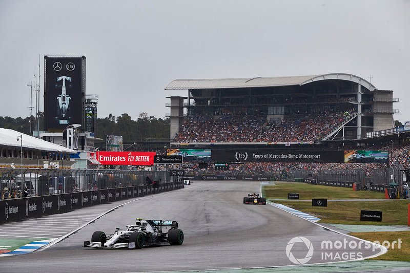 En la parte final de la carrera, otra decepción para Mercedes: tratando de alcanzar a Stroll, Bottas falló y se salió en la curva 1, abandonando