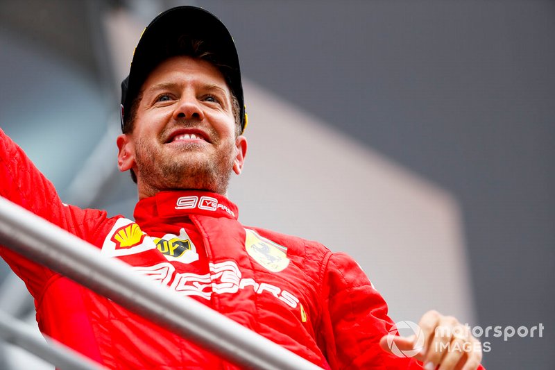 Sebastian Vettel, Ferrari, 2° classificato, sul podio