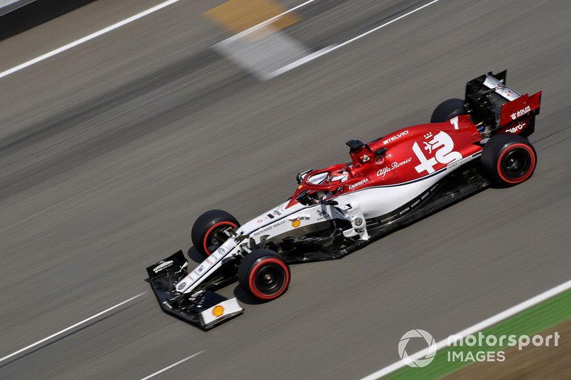 Raikkonen se encuentra con tráfico en los entrenamientos libres